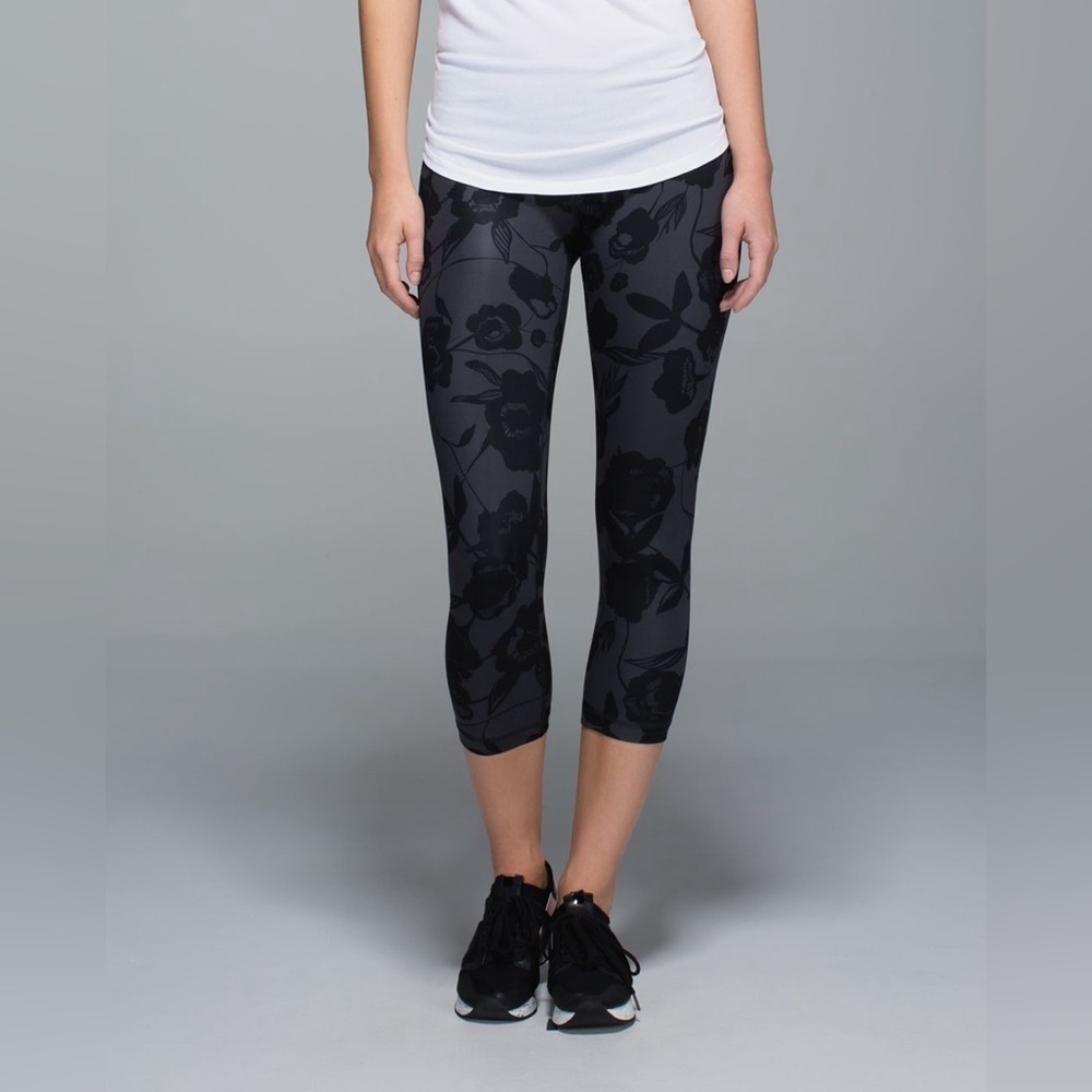 Lululemon Wunder Under Crop II *Full-On Luxtreme - Size 2 - Picture 2 of 10